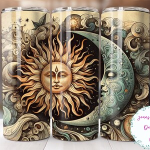 Könnte beinhalten: Ein Edelstahlbecher mit einer farbenfrohen Illustration von Sonne und Mond. Die Sonne ist als goldene Kugel mit einem menschlichen Gesicht dargestellt, während der Mond eine Sichelform mit einem blauen und grünen Gesicht hat. Der Hintergrund ist dunkelblau mit wirbelnden Wolken und Sternen.