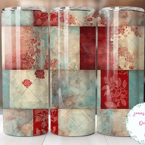 Op de afbeelding: Drie roestvrijstalen bekers met een patchwork-ontwerp met rode, blauwe en crèmekleurige vierkanten met een bloemenpatroon. De bekers zijn in een rij van links naar rechts gerangschikt.