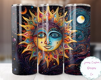 Puede incluir: Un sol psicodélico colorido con una cara y patrones en espiral sobre un fondo negro con estrellas y planetas. El sol está rodeado por una galaxia de colores en espiral.