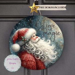 Könnte beinhalten: Ein runder, blau-weißer Weihnachts-Türhänger mit einem weißbärtigen Weihnachtsmann, der einen roten Pullover und eine rote und weiße Mütze trägt. Der Text "Believe in the magic" ist in Schwarz auf dem Türhänger geschrieben.
