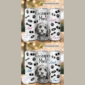 Pode incluir: Dois conjuntos de quatro copos de aço inoxidável com fundo de madeira branca. Os copos apresentam uma ilustração em preto e branco de um cão Cockapoo com o texto "Cockapoo Mom" e corações. Os copos são decorados com pegadas, ossos e coleiras.