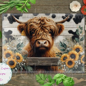 Download del design del tagliere di mucca e girasoli delle Highland, tagliere rustico della fattoria PNG, tagliere PNG stampabile, tagliere di mucca PNG