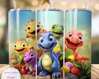 Könnte beinhalten: Ein Set aus drei Edelstahl-Bechern mit einem farbenfrohen Cartoon-Design, das fünf Dinosaurier mit unterschiedlich gefärbten Schuppen zeigt. Die Dinosaurier sind blau, grün, orange, gelb und lila. Die Becher sind von grünen Blättern und bunten Eiern umgeben.