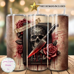 Puede incluir: Un vaso de acero inoxidable con un diseño que presenta una calavera, un cuchillo ensangrentado, rosas y el texto "Psychological Thriller Book Club".