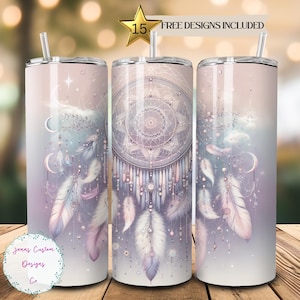 Könnte beinhalten: Ein Set aus drei Edelstahl-Bechern mit einem pink-violetten Traumfänger-Design. Die Becher haben einen weißen Hintergrund mit einem Traumfänger in der Mitte und herabhängenden Federn. Der Traumfänger ist von Sternen und Wolken umgeben. Die Becher haben jeweils ein Fassungsvermögen von 20 Unzen.