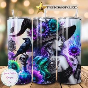 Puede incluir: Un vaso de acero inoxidable con un diseño colorido que presenta una bruja con un sombrero negro, cabello morado y un girasol. El diseño también incluye un cuervo, una calavera y una botella de poción.