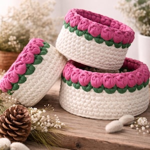 Cestino di tulipani all'uncinetto – Cestino di fiori fatto a mano – Decorazione primaverile per la casa – Contenitore per filati per magliette – Organizer floreale all'uncinetto