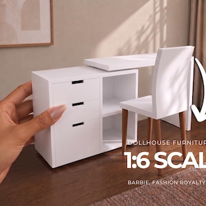 Op de afbeelding: Een witte poppenhuisbureau- en stoelset op schaal 1:6. Het bureau heeft drie lades aan de linkerkant en een open plank aan de rechterkant. De stoel heeft een witte zitting en vier bruine houten poten. Tekst op de afbeelding: DOLLHOUSE FURNITURE 1:6 SCALE.
