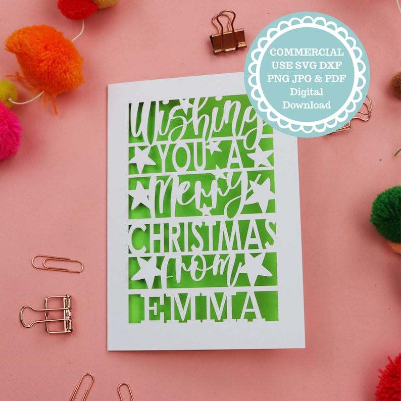K&ouml;nnte beinhalten: Eine wei&szlig;e Karte mit gr&uuml;nem Hintergrund und einem ausgeschnittenen Design, auf dem "Wishing you a Merry Christmas from Emma" steht.
