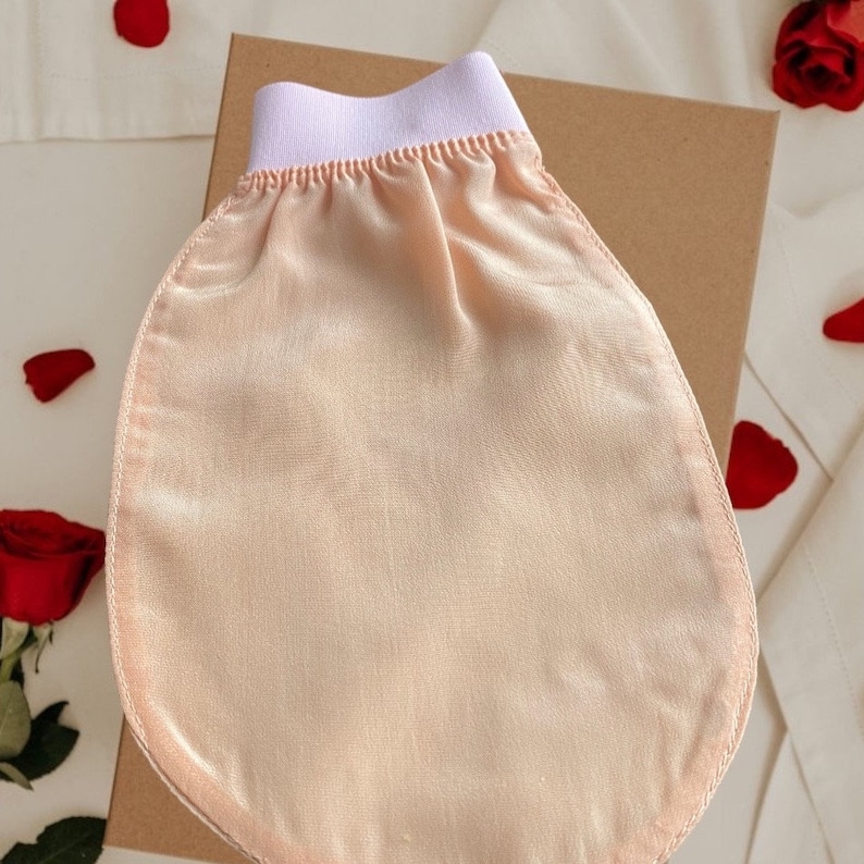 Salmon pink silk exfoliating body glove image 1