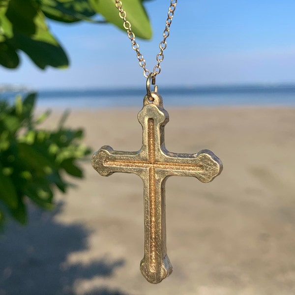 Collier pendentif croix en bronze massif, fait à la main aux États-Unis. Fabriqué à partir de bronze coulé de fonderie 100 % recyclé. Dimensionnement personnalisé disponible.