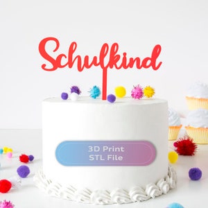 Könnte beinhalten: Roter 3D-gedruckter Tortendekor, der "Schulkind" sagt. Der Topper befindet sich auf einem weißen Kuchen mit bunten Pompons um die Basis.