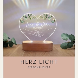 Personalisiertes LED-Licht mit Herz-Acrylscheibe und Holzsockel /Hochzeitsgeschenk/ Motiv Hände 2 / NL-022