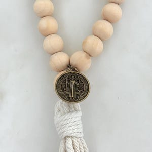 Deurhanger Sint-Benedictusmedaille: Catholic Home Blessing, kwastje met houten kralen