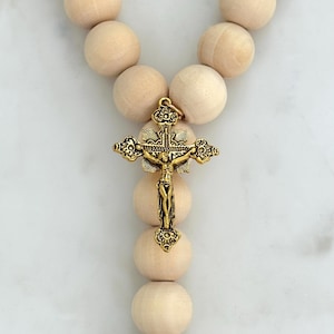 Crocifisso cattolico da appendere alla porta: perlina di legno e nappa di iuta