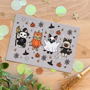 Spooky Kunstdruck mit süßen Katzen in Halloweenkostümen - Dekoration Schreibtisch - zum Verschenken