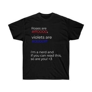 Op de afbeelding: Zwart T-shirt met witte tekst die luidt: "Roses are #ff0000, violets are #0000ff i'm a nerd and if you can read this, so are you! <3"