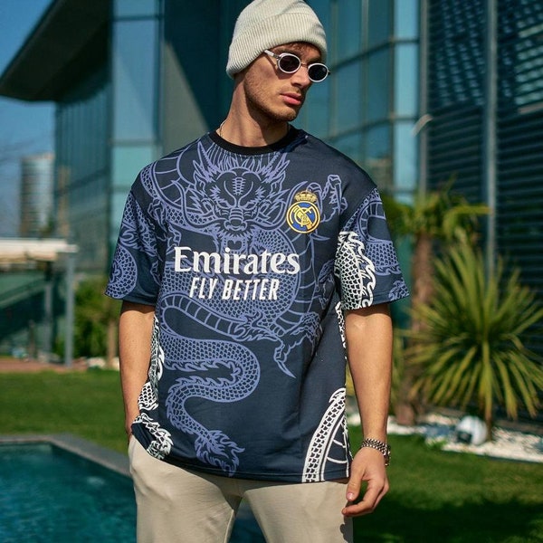 T-shirt con stampa del drago del Real Madrid: elegante, oversize, pronta per la partita