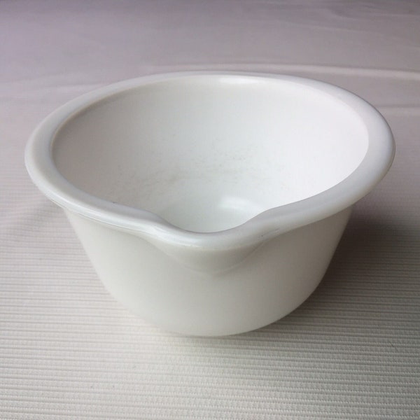Thick White Milk Glass Mixing Nesting Bowl Pour Spout Baking Batter Round Retro