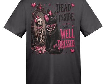 Op de afbeelding: Een antracietgrijs t-shirt met een afbeelding van een zwarte kat met een roze strik en parelketting, zittend voor een sierlijke spiegel waarin een skelet wordt weerspiegeld. De tekst luidt DEAD INSIDE STILL WELL DRESSED in roze en zwarte letters.