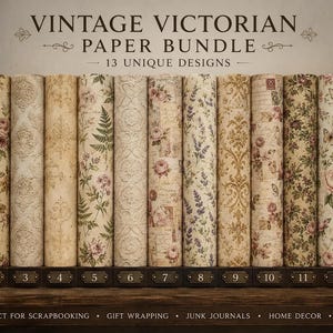 Puede incluir: Una colección de 13 hojas de papel enrolladas etiquetadas como VINTAGE VICTORIAN PAPER BUNDLE, con diversos patrones florales, botánicos y de escritura en tonos beige, crema y rosa, dispuestas en un soporte numerado del 1 al 13.