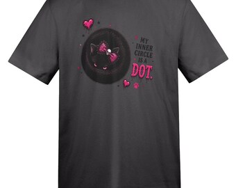 Op de afbeelding: Een antracietgrijs t-shirt met een afbeelding van een zwarte kattenkop in een cirkel, versierd met een roze glitterstrik en een schedelbedel. De tekst luidt MY INNER CIRCLE IS A DOT, vergezeld door roze hartjes en een kleine pootafdruk.
