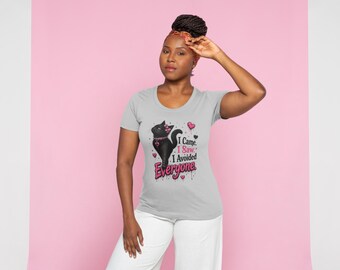 Op de afbeelding: Een lichtgrijs T-shirt met korte mouwen en een afbeelding van een zwarte kat met een roze halsband. De tekst luidt I Came, I Saw, I Avoided Everyone in roze en zwarte letters, omringd door kleine roze hartjes en zwarte accenten.