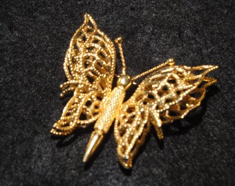 Broche Papillon Monet Métal Doré - Ailes Superposées 3D Ajourées - Bijou Vintage Occasion