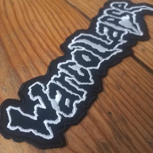 Può includere: Toppa ricamata nera con la parola "Hatebreed" in lettere bianche.