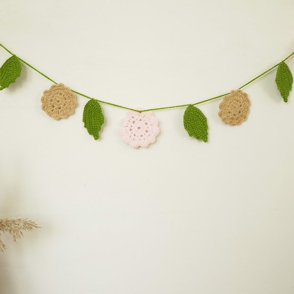 Crochet Fleurs Rose Feuilles Bunting | Boho fait à la main grand-mère Crochet guirlande | Dentelle cadeau de décoration d'intérieur unique | Décoration murale faite à la main