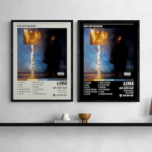 Puede incluir: Dos carteles enmarcados con la portada del álbum "The Off-Season" de J. Cole. La obra de arte incluye una silueta sobre un fondo de llamas y una canasta de baloncesto. Los carteles se exhiben en una estantería negra.