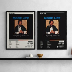 以下が含まれることがあります： ドレイクの「More Life」のアルバムアートワークをフィーチャーした2つの額入りポスター。ポスターは黒い背景に青色のアルバムタイトルとドレイクの写真があります。ポスターの下部にはアーティスト名とジャンルが含まれています。