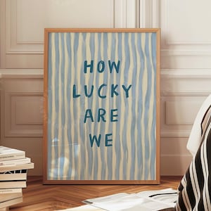 Impresión de "Qué suerte tenemos", rayas azules de bebé, decoración estética moderna para el hogar, linda cita positiva, impresión física