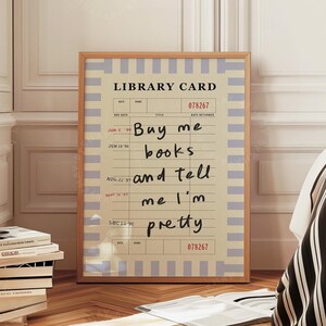 Buy Me Books and Tell Me I'm Pretty, print bibliotheekkaart met blauwe streep, boekenliefhebber muurkunst vintage leesgrage trendy decor fysieke print