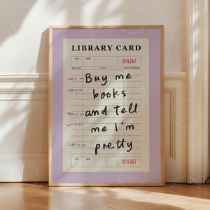 Kaufen Sie mir Bücher und sagen Sie mir, ich bin hübsch, Lavendel Bibliothek Karte Buch Liebhaber Wandkunst, Vintage Bookish Trendy Decor gerahmter Druck