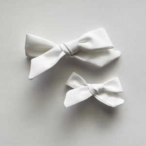 Baby Schleife Clips und Stirnbänder, Solid Weiß - Baby Mädchen Haarschmuck, Neugeborenen Schleifen, Kleinkind Schleifen, Baby Geschenk, Schleife und Stirnband