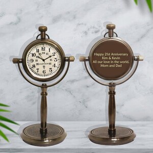 Tischuhr aus Messing mit Gravur – Personalisiertes Geschenk zum 21. Hochzeitstag für Ehemann und Ehefrau Bild 4