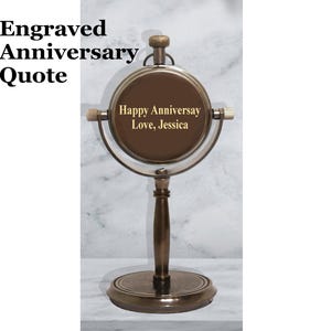 K&ouml;nnte beinhalten: Ein antiker Kompass im Stil mit St&auml;nder. Das Kompassgesicht tr&auml;gt die Inschrift "Happy Anniversary Love, Jessica".