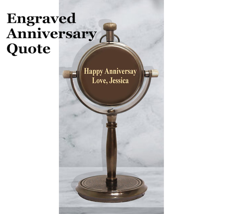 K&ouml;nnte beinhalten: Ein antiker Kompass im Stil mit St&auml;nder. Das Kompassgesicht tr&auml;gt die Inschrift "Happy Anniversary Love, Jessica".