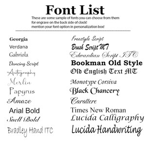 K&ouml;nnte beinhalten: Eine Liste von Schriftarten, aus denen Sie f&uuml;r die Gravur auf einer Uhr w&auml;hlen k&ouml;nnen. Die Schriftarten sind in zwei Spalten aufgelistet. Die Schriftarten umfassen Georgia, Verdana, Gabriola, Dancing Script, Autography, Merlin, Papyrus, Amaze, Arial Bold, Snell Bold, Bradley Hand ITC, Freestyle Script, Brush Script MT, Edwardian Script ITC, Bookman Old Style, Old English Text MT, Monotype Corsiva, Black Chancery, Carattere, Times New Roman, Lucida Calligraphy und Lucida Handwriting.