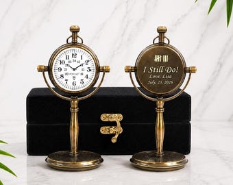 Individuell gestaltete Tischuhr aus Bronze mit personalisierter Gravur – das perfekte Geschenk zum 8. Hochzeitstag und ein bedeutungsvolles Erinnerungsstück für Ihren Ehemann.