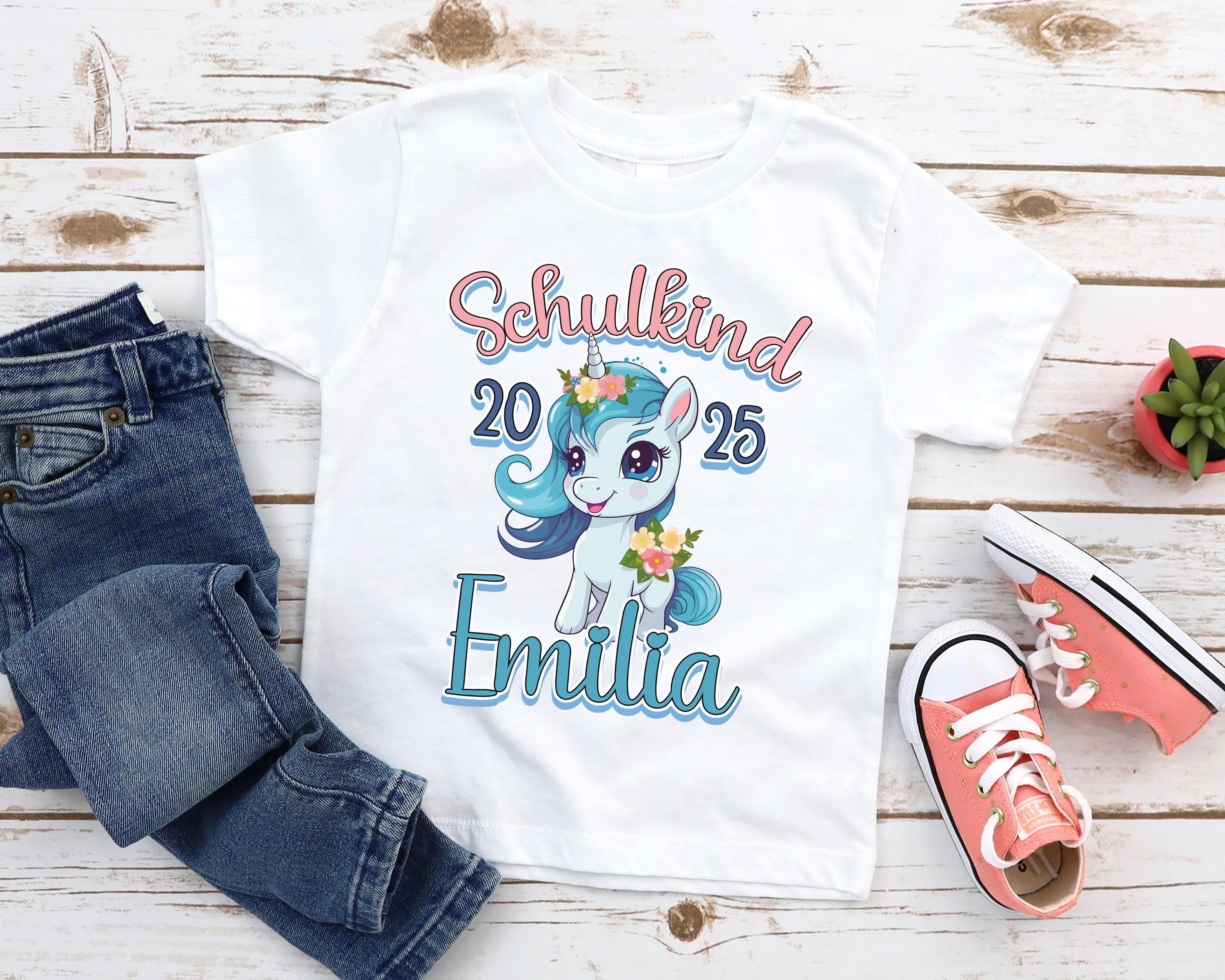 T-shirt Personalizzata 'Schulkind 2024' – Unicorno, Arcobaleno E Cuori – Per Bambina E Bambino – Prodotta In Germania, Certificata Oeko-Tex