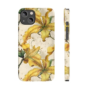 Può includere: Una custodia per telefono con un design floreale ad acquerello. La custodia mostra un motivo di gigli gialli con foglie e steli verdi su uno sfondo color crema. Anche il lato della custodia presenta il design floreale.