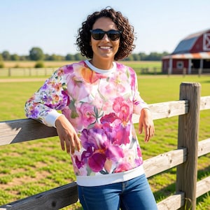 Puede incluir: Una taza de cerámica blanca con asa negra y el texto "But First, Coffee" en negrita negra. La taza se encuentra sobre un fondo borroso, sugiriendo un ambiente acogedor.