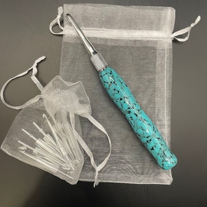 Ergonomic Crochet Hook Set in Turquoise and Black Crackle Glaze effect resin with Interchangeable Crochet Hooks