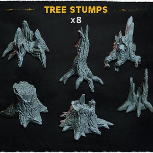Può includere: Otto ceppi d'albero grigi e testurizzati di varie forme e dimensioni. I ceppi sono disposti su uno sfondo nero. Il testo "TREE STUMPS x8" è scritto in giallo nella parte superiore dell'immagine.