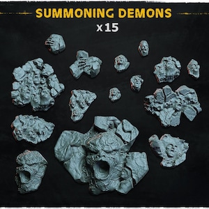 Op de afbeelding: Een set van 15 miniatuur demonenhoofden, gebeeldhouwd in grijs hars. De demonenhoofden zijn in een chaotisch patroon op een zwarte achtergrond gerangschikt. De hoofden zijn allemaal verschillend, maar ze hebben allemaal een demonische uitstraling. De tekst "SUMMONING DEMONS x15" is in geel bovenaan de afbeelding gedrukt.