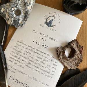 Puede incluir: Una portada de libro con una ilustraci&oacute;n de un cuervo negro y el texto "The Library of Witchcraft" y "The Witch's Familiars 2023 Corvids". El texto "These pages from the Grimoire of the Library of Witchcraft take a detailed look at corvids who may appear as familiars, or animal guides. With information as to their associations and what magickal and spiritual messages they may bring this beautifully illustrated guide contains everything you could wish to know to develop your understanding in working with familiars. This edition we explore crow, jackdaw, jay, magpie, and rook." tambi&eacute;n es visible.