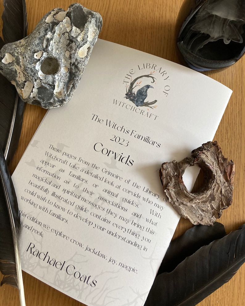 Puede incluir: Una portada de libro con una ilustraci&oacute;n de un cuervo negro y el texto "The Library of Witchcraft" y "The Witch's Familiars 2023 Corvids". El texto "These pages from the Grimoire of the Library of Witchcraft take a detailed look at corvids who may appear as familiars, or animal guides. With information as to their associations and what magickal and spiritual messages they may bring this beautifully illustrated guide contains everything you could wish to know to develop your understanding in working with familiars. This edition we explore crow, jackdaw, jay, magpie, and rook." tambi&eacute;n es visible.
