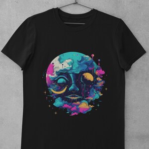 Puede incluir: Camiseta negra con un gr&aacute;fico colorido de una cara hecha de nubes y una luna creciente.